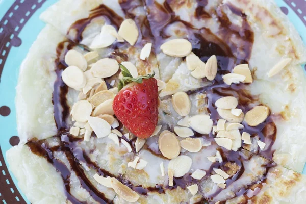 Hint Çapati ekmek veya roti hamur ve çilek meyve.