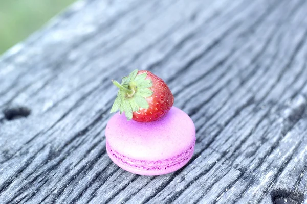 Macarrones franceses con fruta de fresa . — Foto de Stock