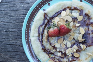 Hint Çapati ekmek veya roti hamur ve çilek meyve.