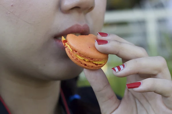 Woman eating french deliciously macaroons — Stock Photo, Image