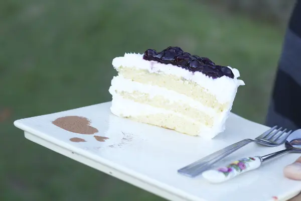 Blueberry cake and strawberry fruit — Stock Photo, Image