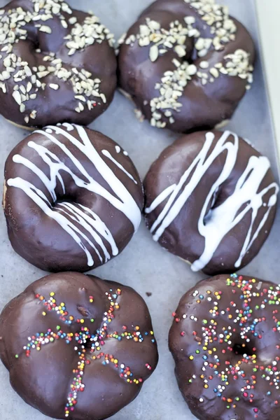 Donut de chocolate colorido e saboroso — Fotografia de Stock