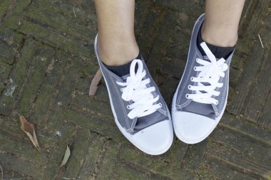 Modeli yaşam tarzı ile gri spor ayakkabı