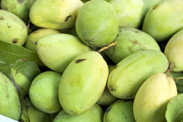 Свежий манго на рынке — стоковое фото