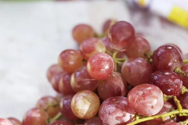 Свежий виноград на рынке — стоковое фото