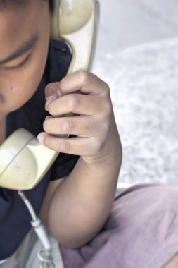 Vintage telefon oynayan çocuk 