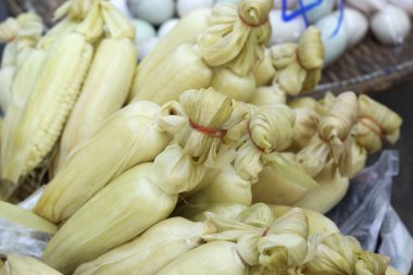 piyasada haşlanmış mısır