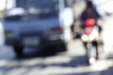 Yoldaki araba bulanık.