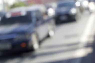 Yoldaki araba bulanık.