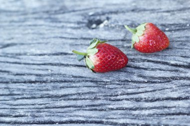 ahşap zemin üzerinde taze çilek meyve
