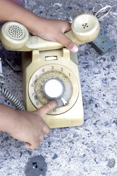 Il ragazzo che gioca al telefono vintage — Foto Stock