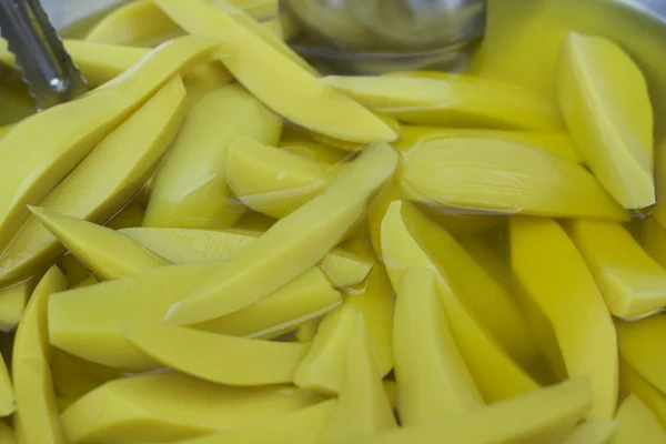 Rodajas de mango en el mercado — Foto de Stock