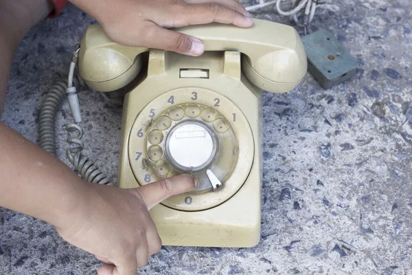 Poika soittaa vintagepuhelinta. — kuvapankkivalokuva
