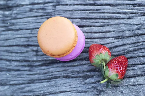 Französische Makronen mit Erdbeerfrüchten. — Stockfoto