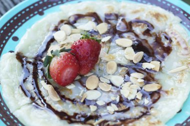 Hint Çapati ekmek veya roti hamur ve çilek meyve.