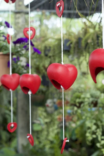 Coeur rouge décoratif dans le jardin — Photo