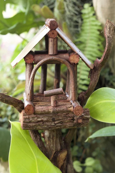 Vogelhuis in de natuur — Stockfoto