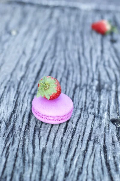 Französische Makronen mit Erdbeerfrüchten. — Stockfoto