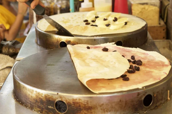 Membuat pisang crepe coklat renyah pancake — Stok Foto