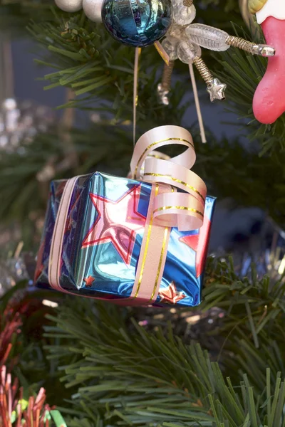 Regalos decorativos con árbol de Navidad — Foto de Stock