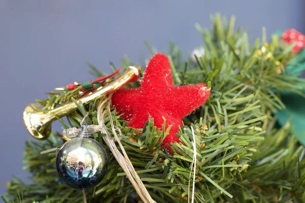 Regalos decorativos con árbol de Navidad — Foto de Stock