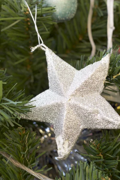 Декоративные подарки с рождественской елкой — стоковое фото