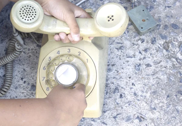 빈티지 전화를 재생 하는 소년 — 스톡 사진