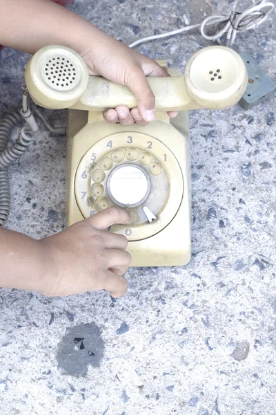 Il ragazzo che gioca al telefono vintage — Foto Stock