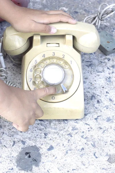 Poika soittaa vintagepuhelinta. — kuvapankkivalokuva