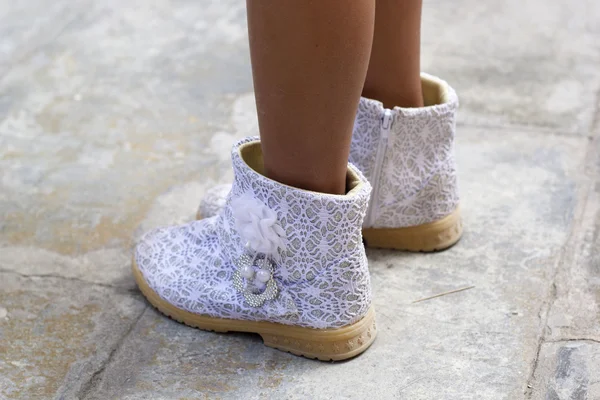 Wandelen in schoenen op de stoep in park — Stockfoto