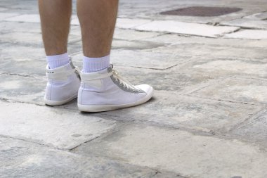 Kaldırımda park yerinde yürüme