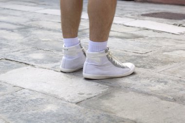 Kaldırımda park yerinde yürüme