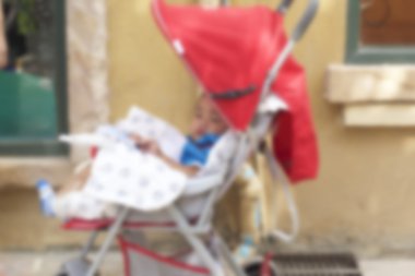 bulanık küçük çocuk arabasındaki bebek.