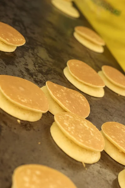 Close-up maken pannenkoek voor snack — Stockfoto