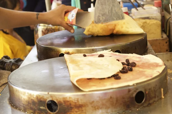 Crêpe banaan chocolade krokant pannenkoek maken — Stockfoto