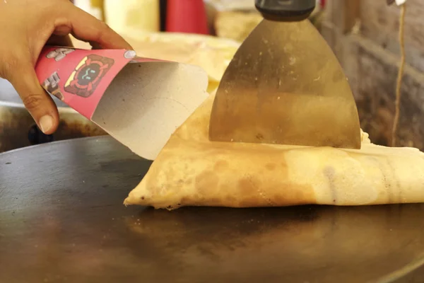 Crêpe banaan chocolade krokant pannenkoek maken — Stockfoto