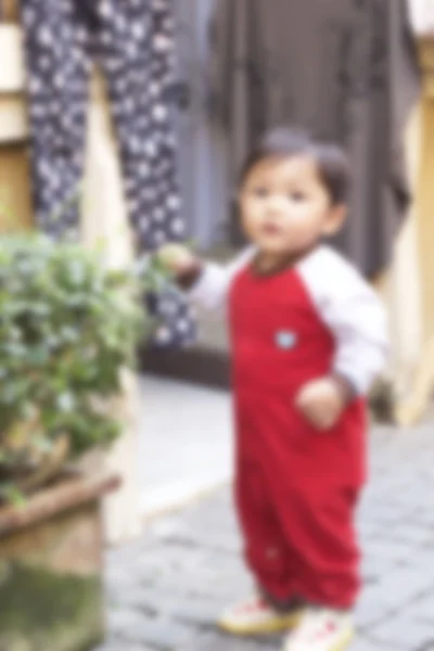 Blurred small children learn to walk — Stock Photo, Image