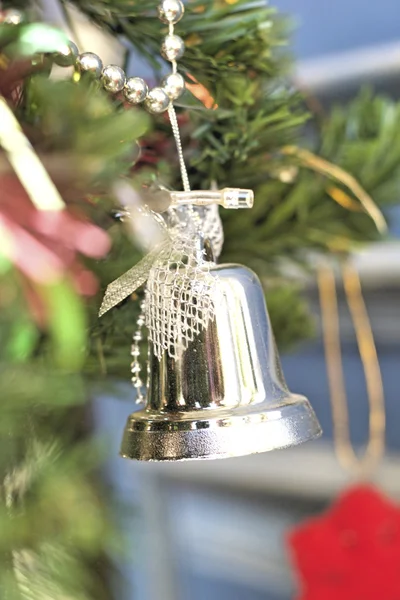 Regalos decorativos con árbol de Navidad — Foto de Stock