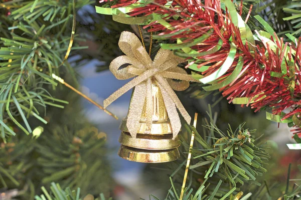 Regalos decorativos con árbol de Navidad — Foto de Stock