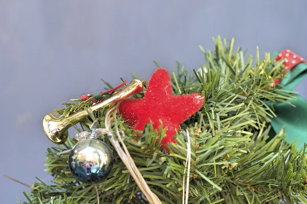 Декоративные подарки с рождественской елкой — стоковое фото