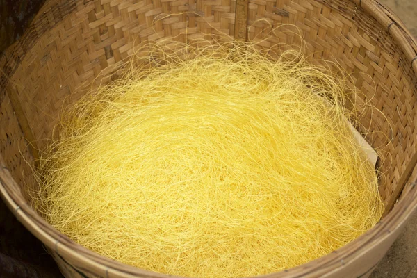Hilados de seda de capullos amarillos del gusano de seda — Foto de Stock