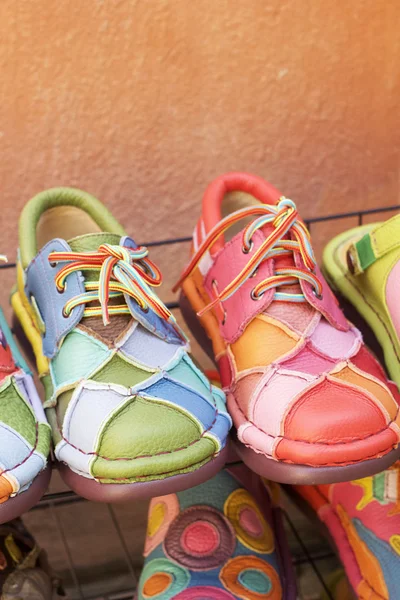 Marokański skórzane buty na sprzedaż — Zdjęcie stockowe