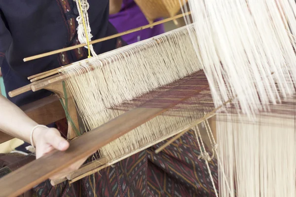 手作りの織り糸を作る — ストック写真