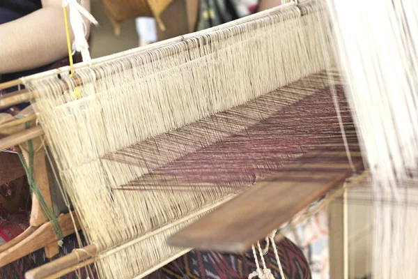 手作りの織り糸を作る — ストック写真