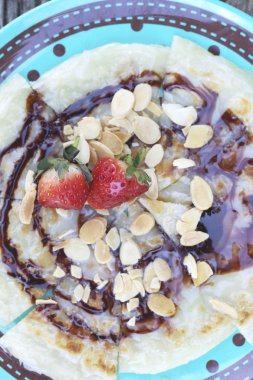 Hint Çapati ekmek veya roti hamur ve çilek meyve.