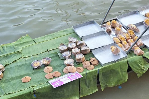 Drijvende markt in Damnoen saduak, Thailand met voedsel verkoop — Stockfoto