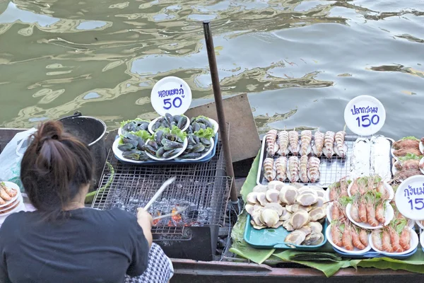 Damnoen saduak mercado flutuante, Tailândia com venda de alimentos — Fotografia de Stock