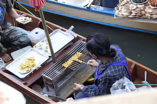 Damnoen saduak mercado flotante, Tailandia con la venta de alimentos — Foto de Stock