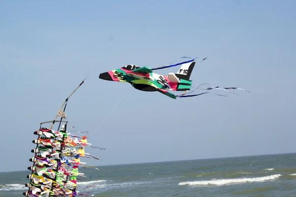 Spielzeugflugzeug am Strand — Stockfoto