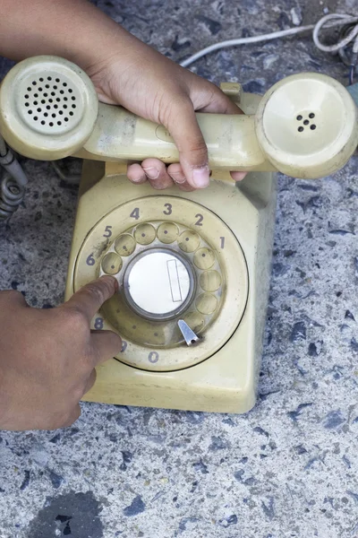 Il ragazzo che gioca al telefono vintage — Foto Stock